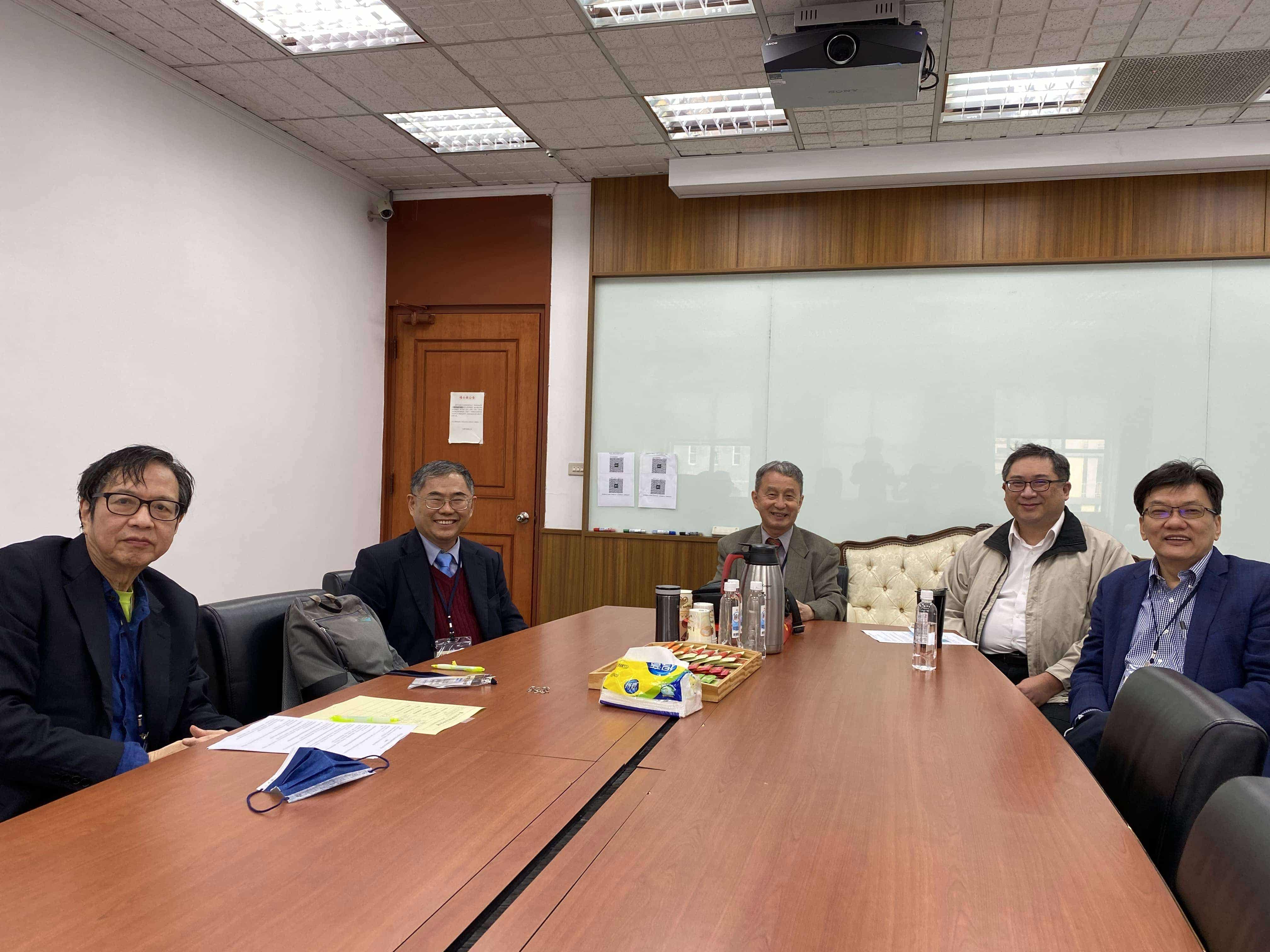（由左至右）葛克昌教授、陳清秀教授、林騰鷂教授、范文清副教授、吳德豐董事長合影